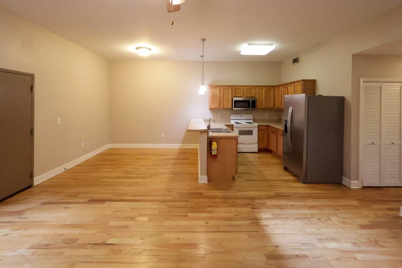 122 N College Street - Photo 4 of 7