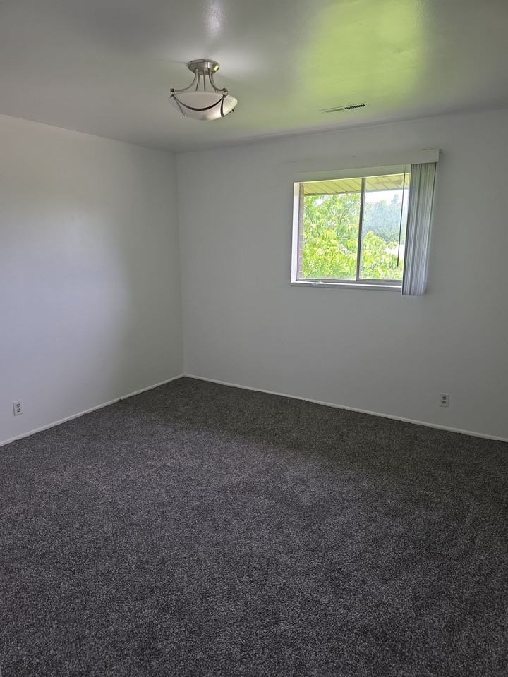 1005 South State Fair Boulevard - Photo 3 of 5