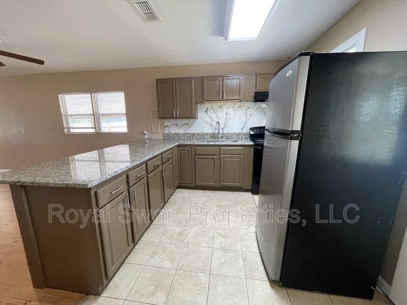 4520 Clubhouse Rd - Photo 4 of 12