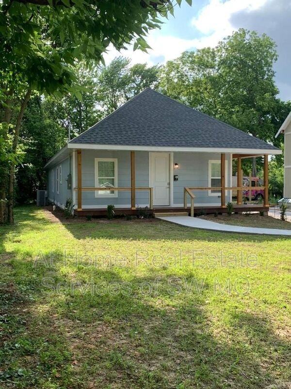 2437 N Lyon Ave - Photo 2 of 10