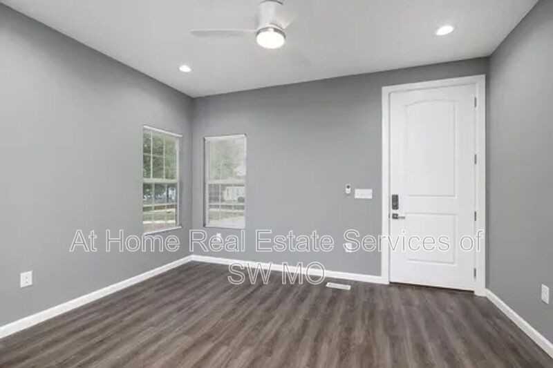 2437 N Lyon Ave - Photo 3 of 10