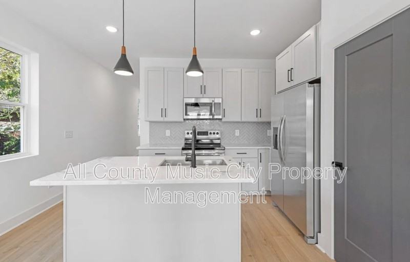 204B Alta Loma Rd - Photo 2 of 11