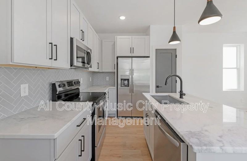 204B Alta Loma Rd - Photo 3 of 11