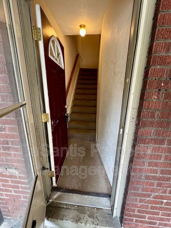 215 Spencer Ave - Photo 4 of 26