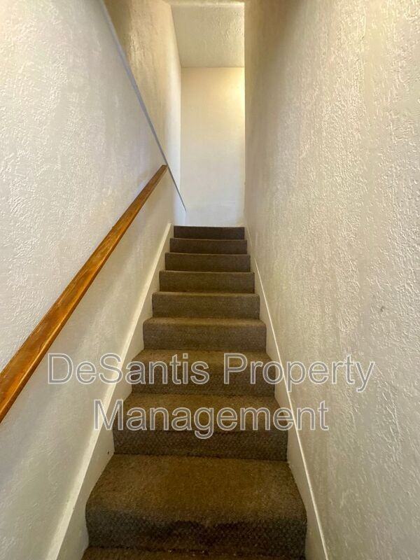 215 Spencer Ave - Photo 5 of 26