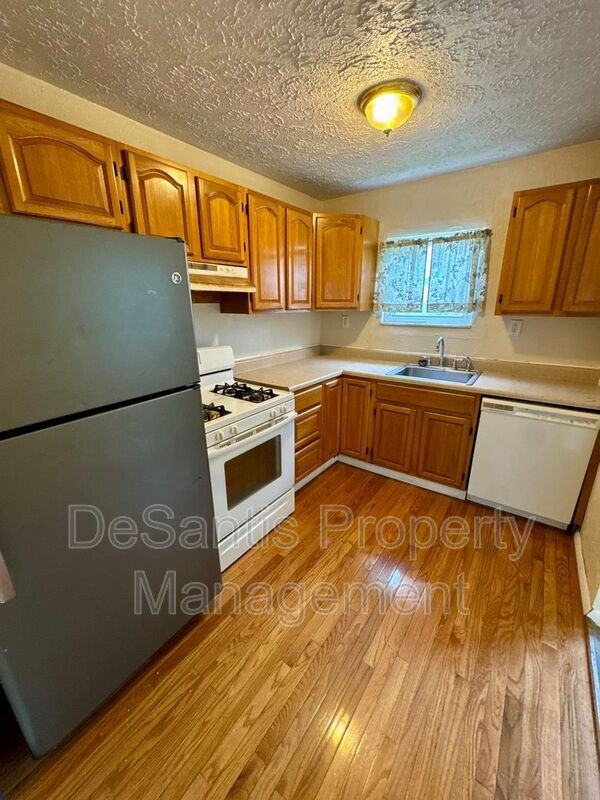 215 Spencer Ave - Photo 6 of 26