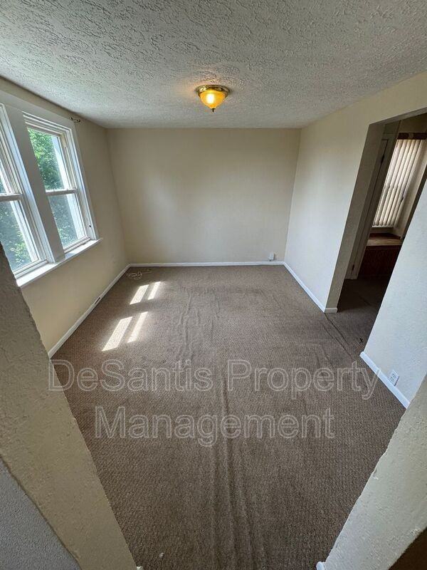 215 Spencer Ave - Photo 7 of 26