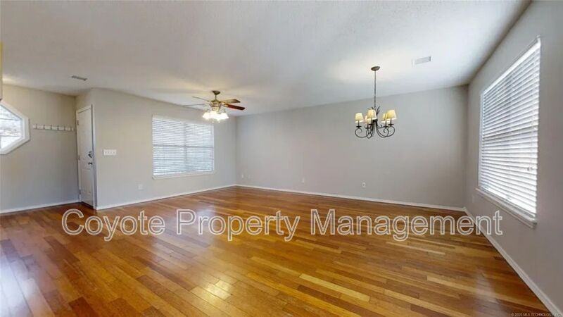 8902 Ne Ave - Photo 3 of 14