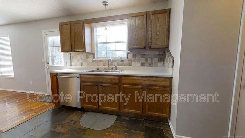 8902 Ne Ave - Photo 5 of 14