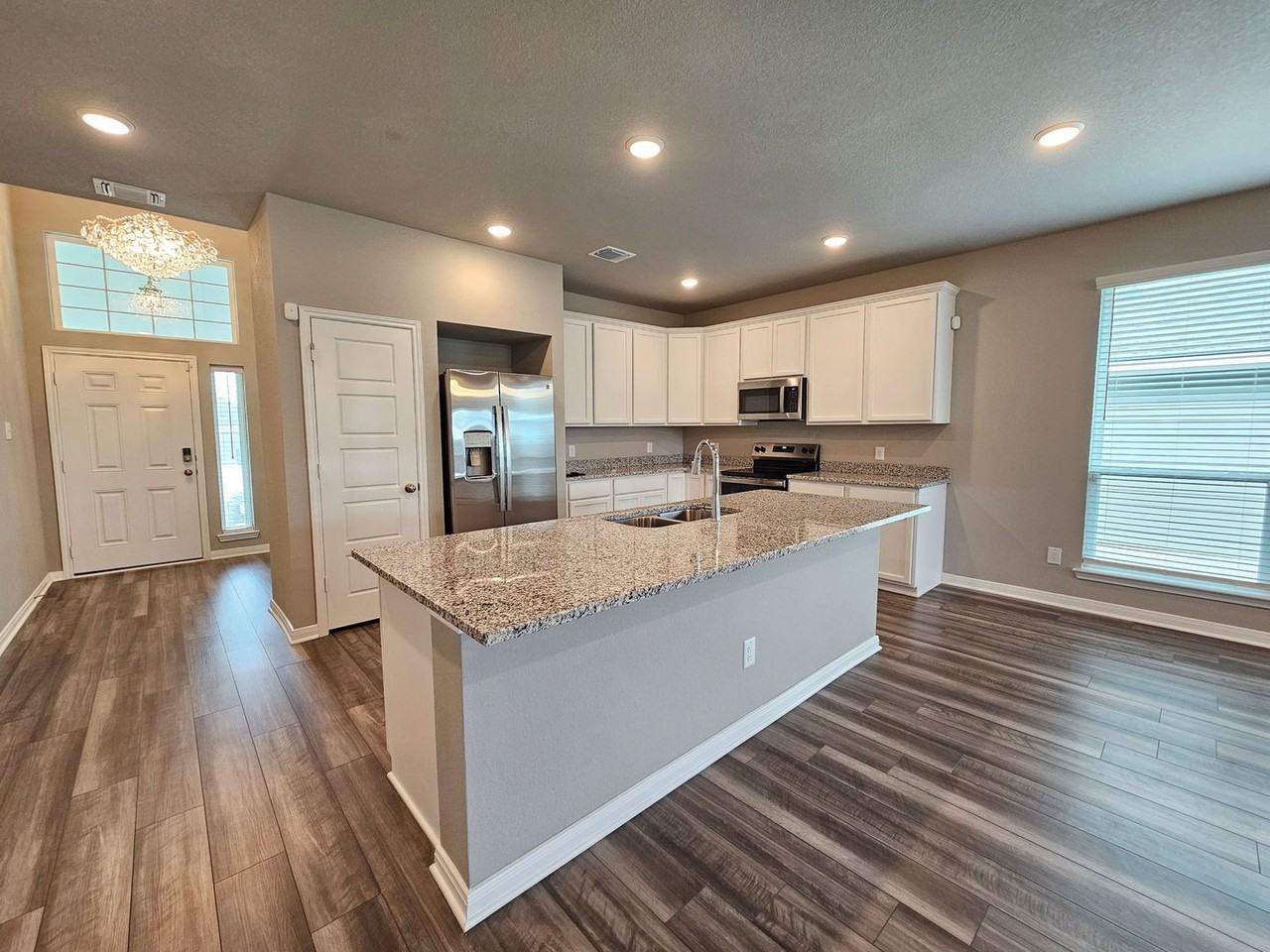 910 James Parker Cir - Photo 4 of 20