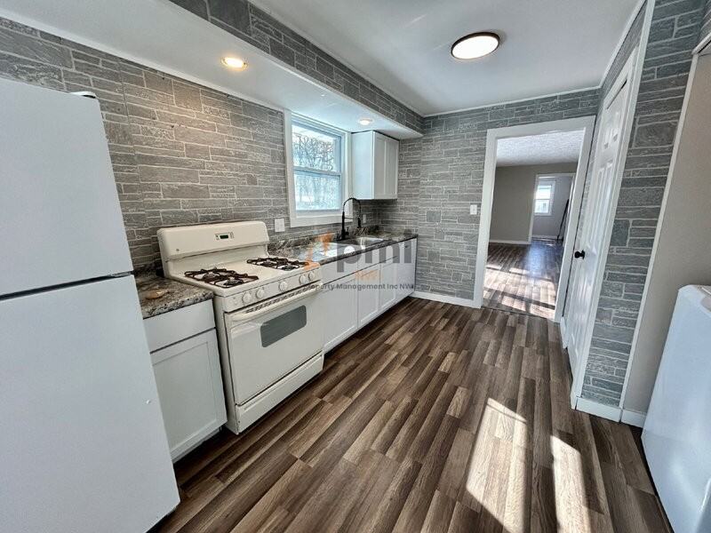 14725 Bryan St - Photo 3 of 22