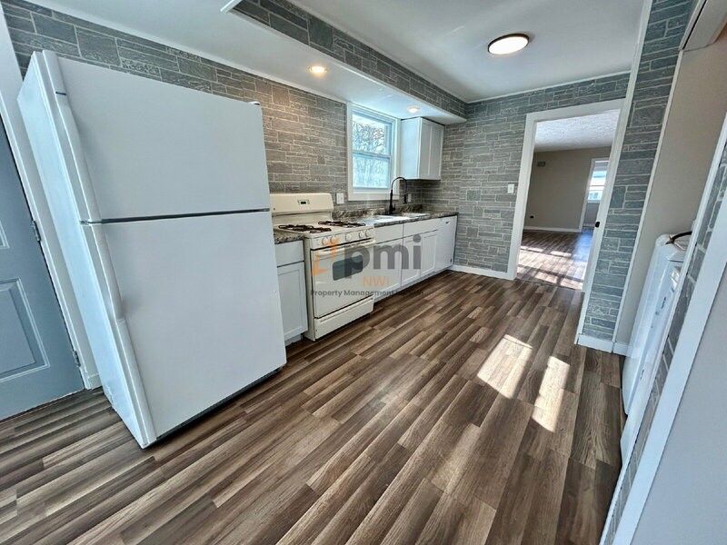 14725 Bryan St - Photo 4 of 22