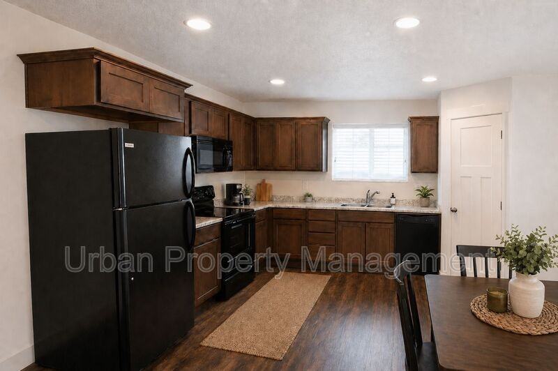 652 Northeast* - Photo 5 of 28