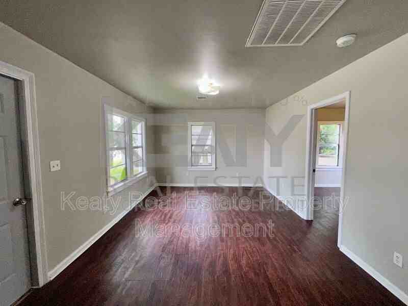 327 Stewart St - Photo 2 of 12