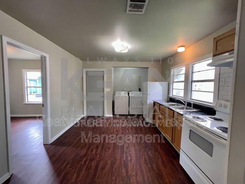 327 Stewart St - Photo 3 of 12