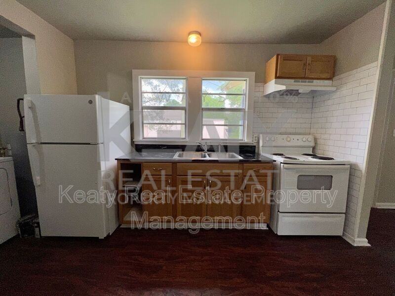 327 Stewart St - Photo 4 of 12