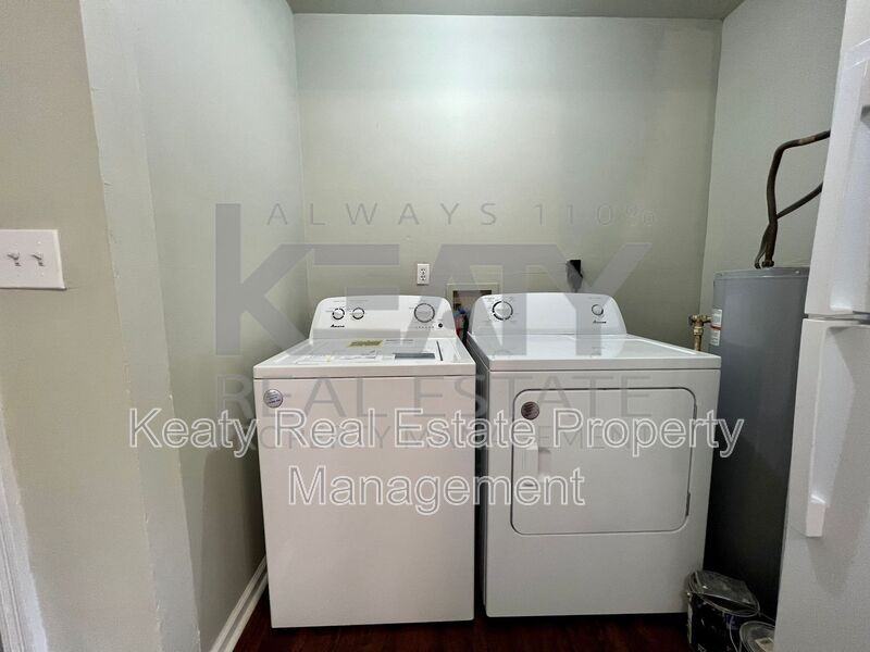 327 Stewart St - Photo 5 of 12