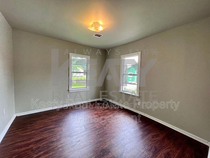 327 Stewart St - Photo 6 of 12