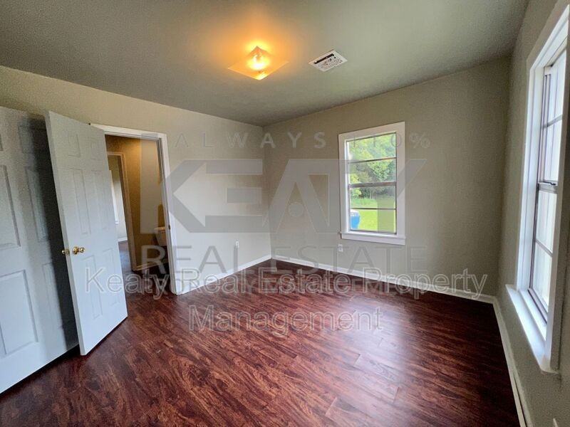 327 Stewart St - Photo 7 of 12