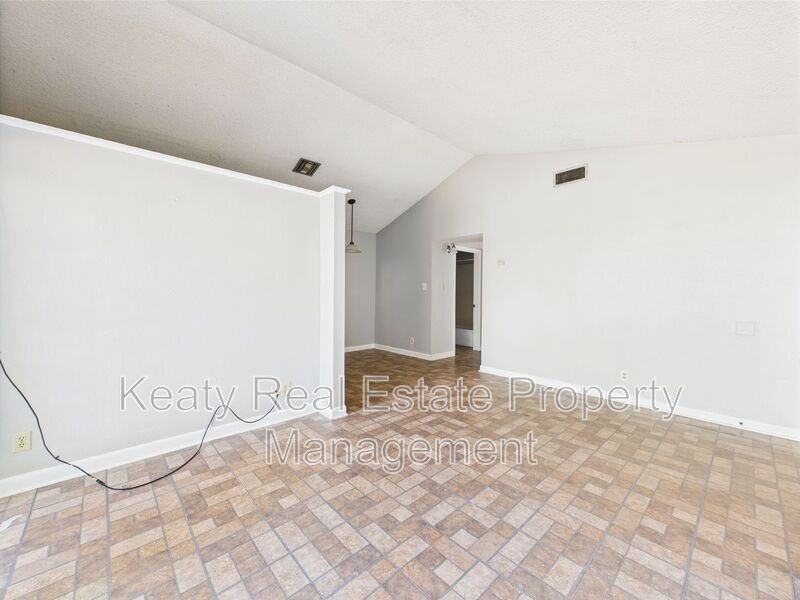 513 Fox Run Ave #1 - Photo 4 of 25
