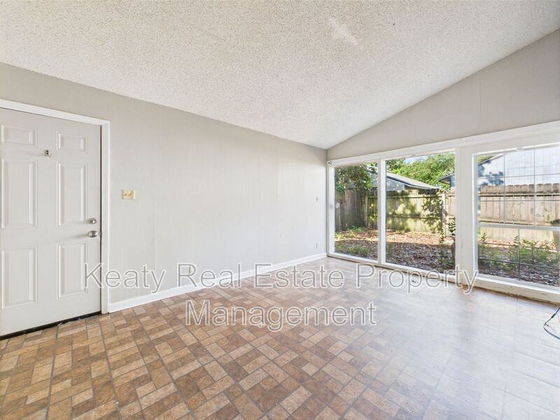 513 Fox Run Ave #1 - Photo 6 of 25