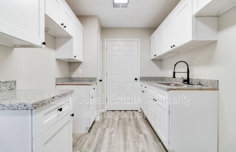 107 Meudon St #D - Photo 4 of 28