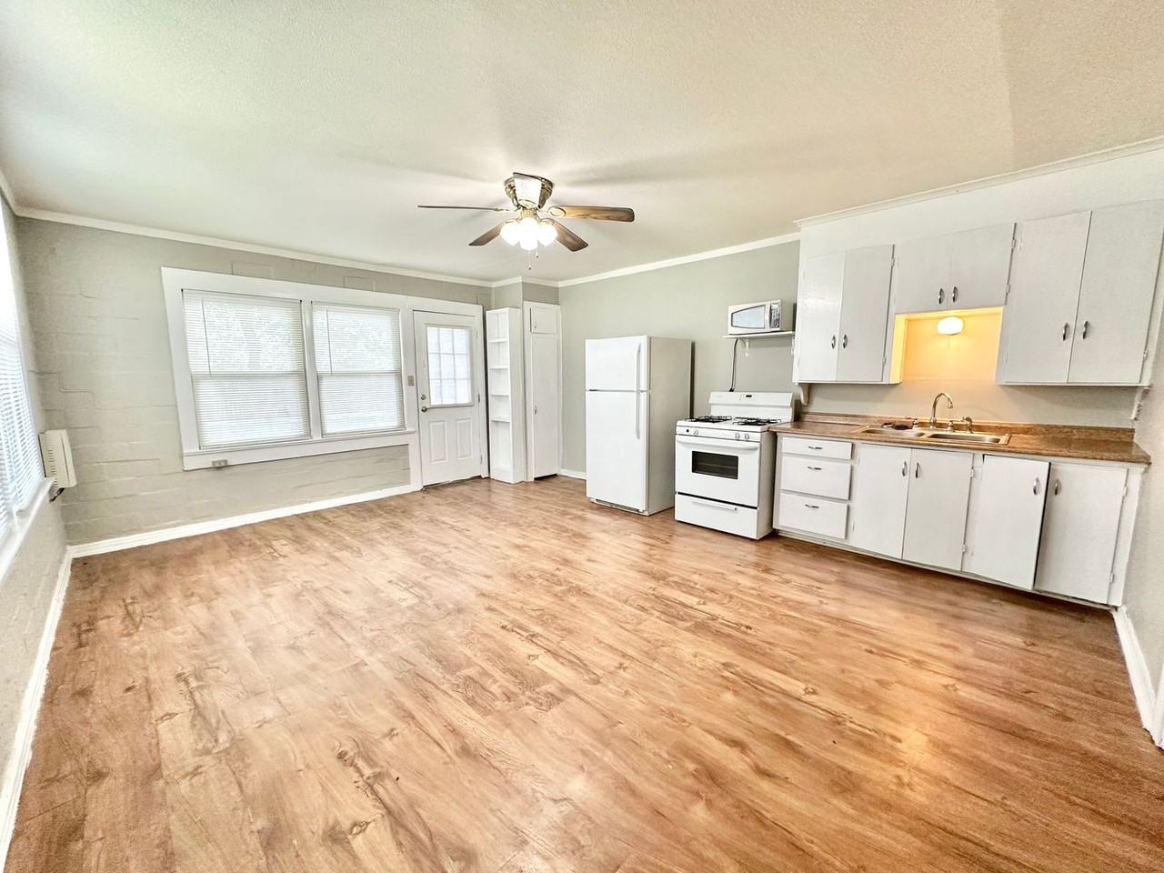 2615 N Elm St - Photo 3 of 8