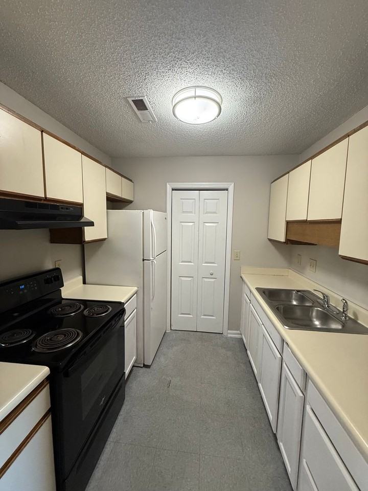 1806 Woods Ln Apt E - Photo 2 of 12