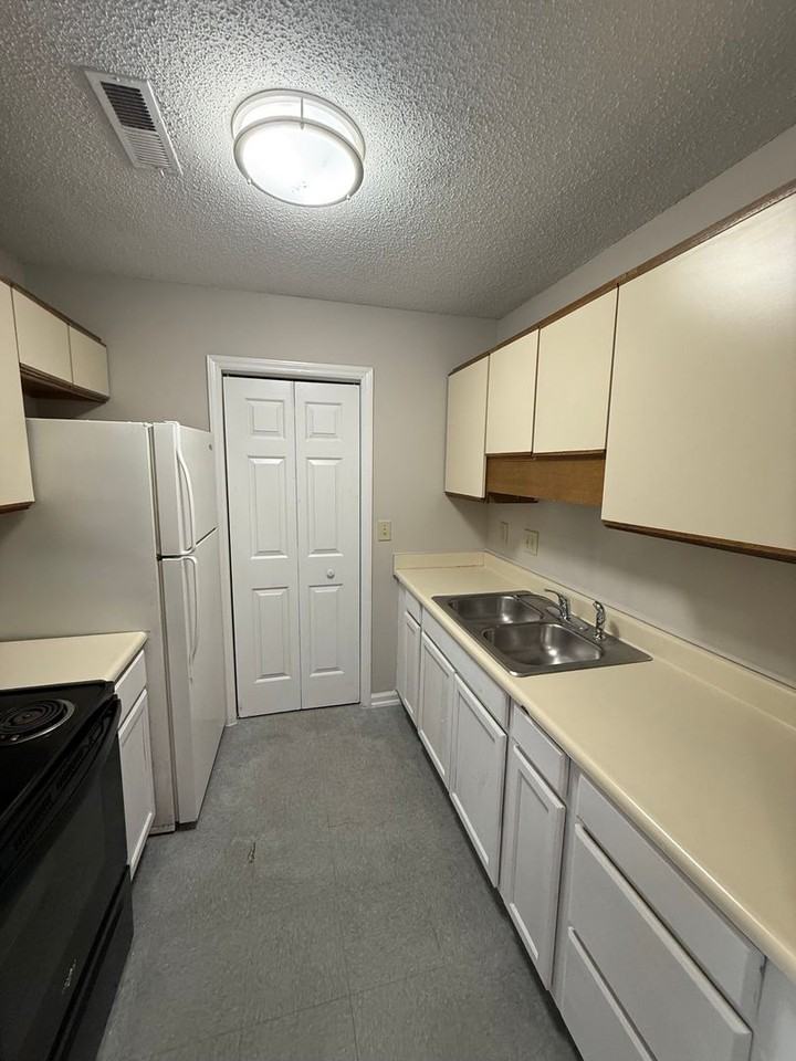 1806 Woods Ln Apt E - Photo 3 of 12