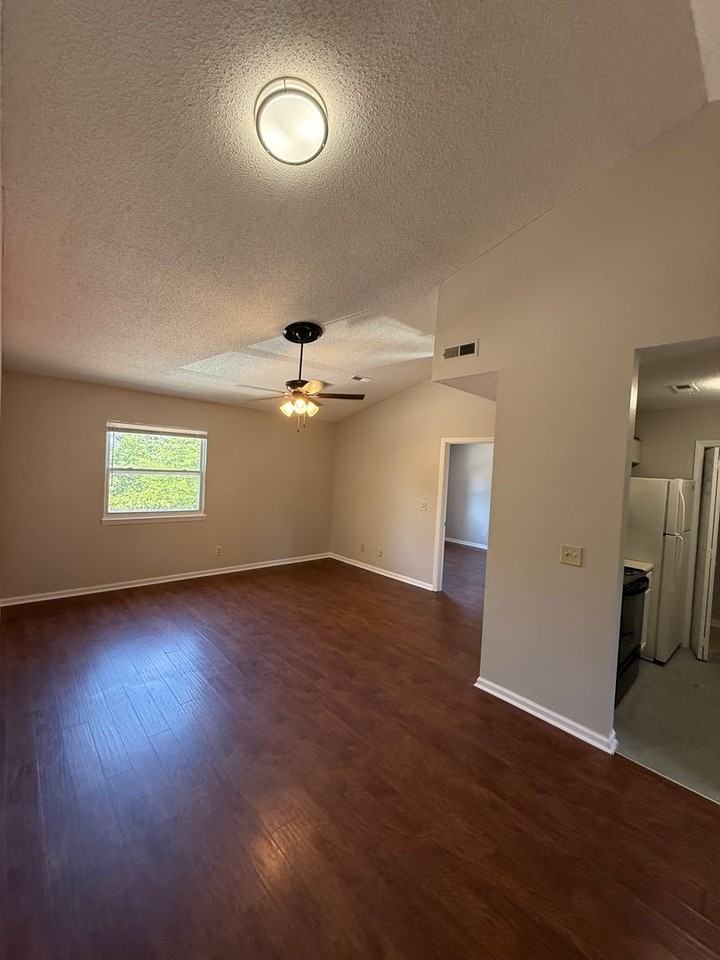 1806 Woods Ln Apt E - Photo 6 of 12
