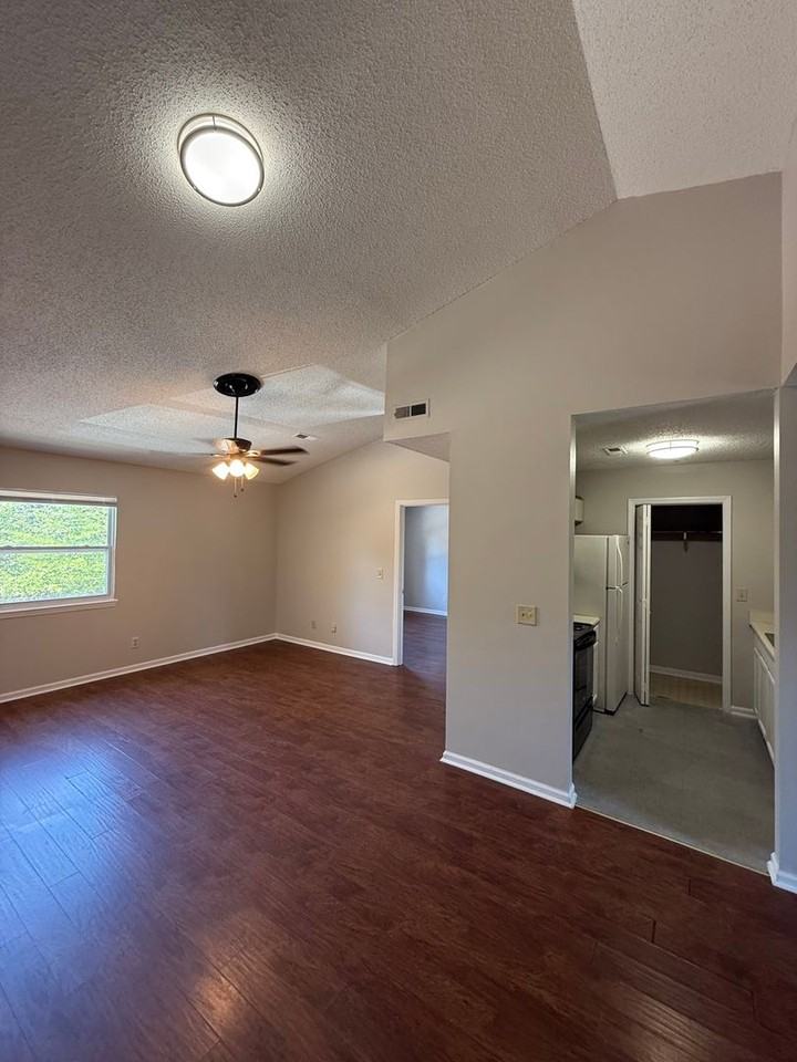 1806 Woods Ln Apt E - Photo 7 of 12