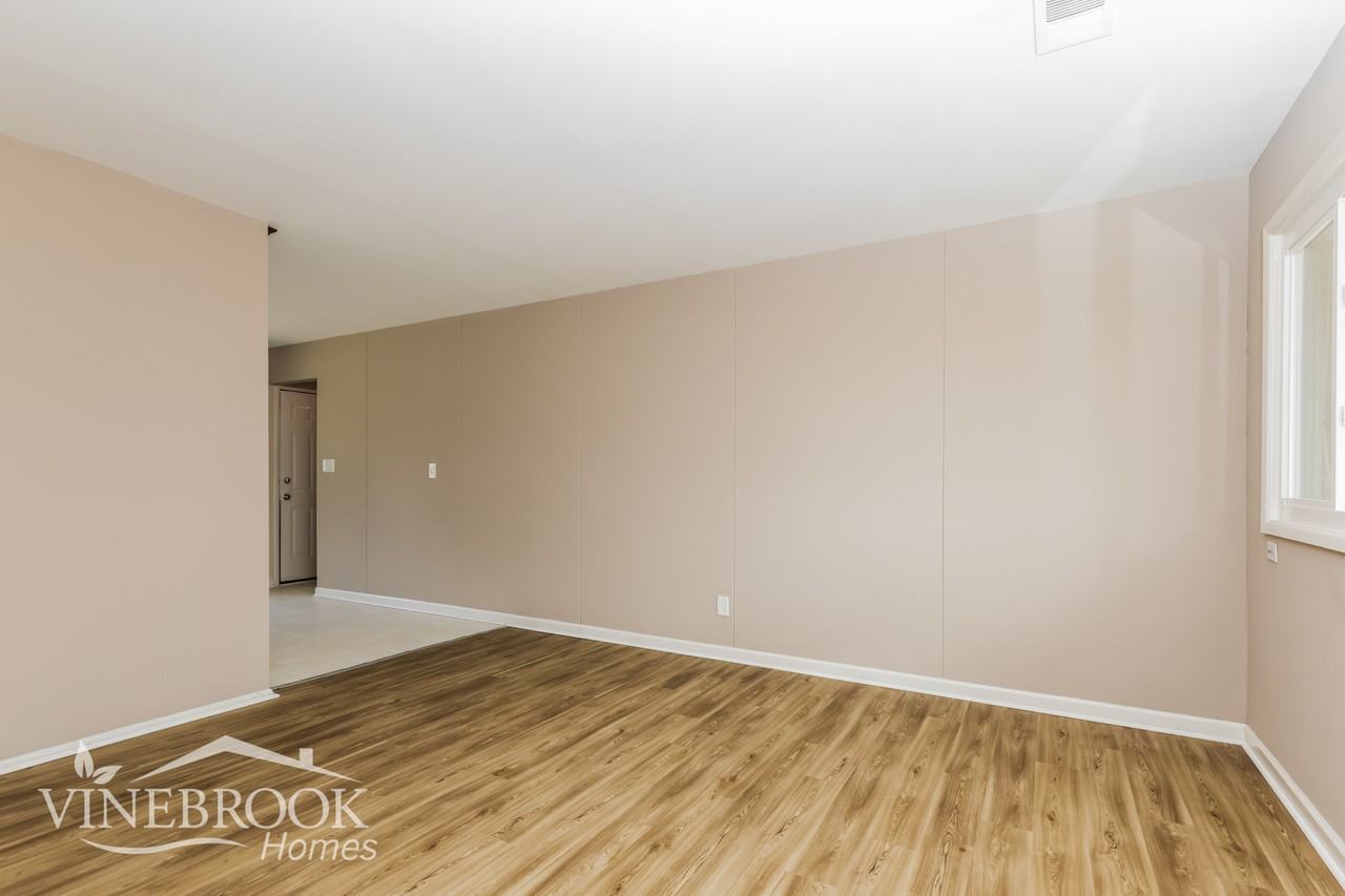 1483 Deerland St - Photo 3 of 15