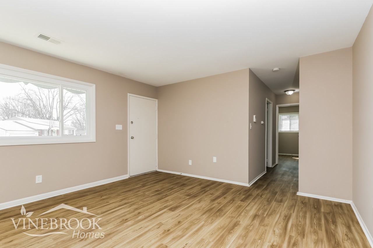 1483 Deerland St - Photo 4 of 15