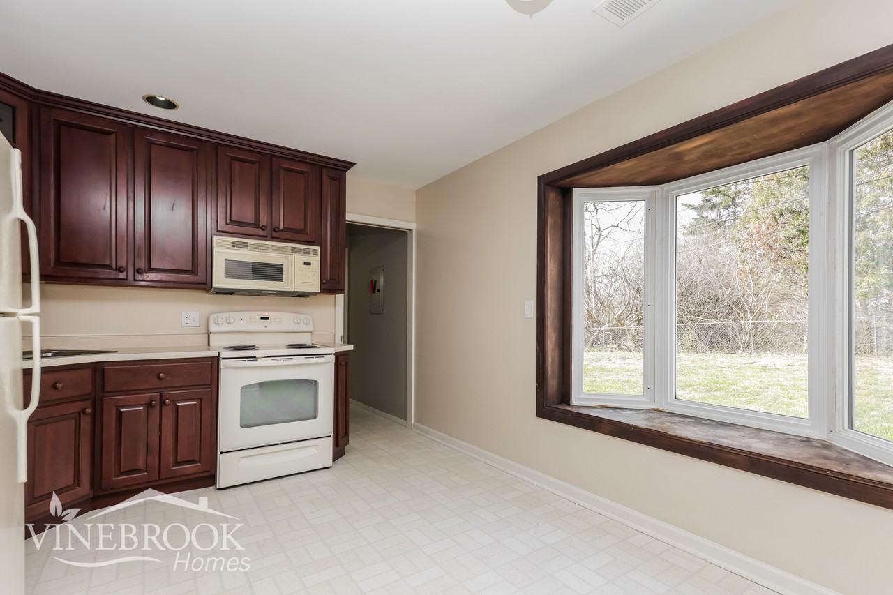 1483 Deerland St - Photo 6 of 15
