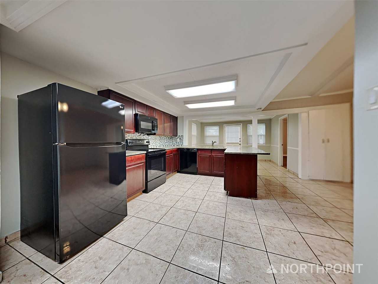 1504 Carnation Dr - Photo 5 of 24