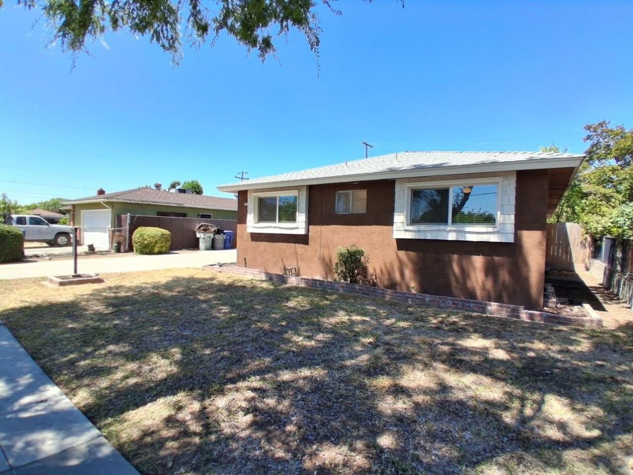 1419 N Winery Ave - Photo 4 of 24