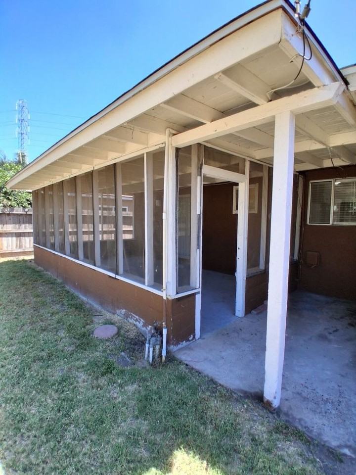 1419 N Winery Ave - Photo 5 of 24