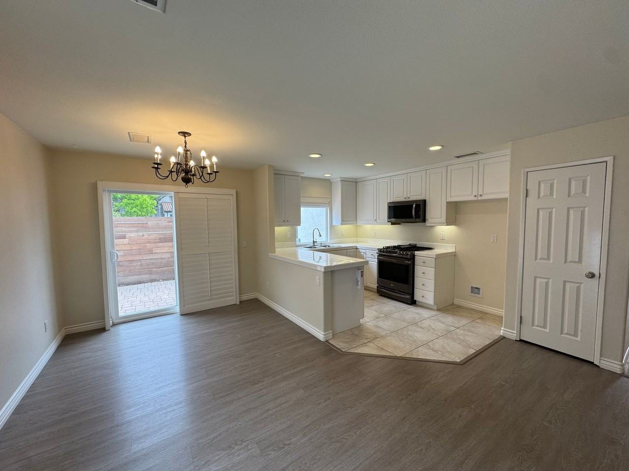 3231 Royal Oaks Dr - Photo 2 of 16