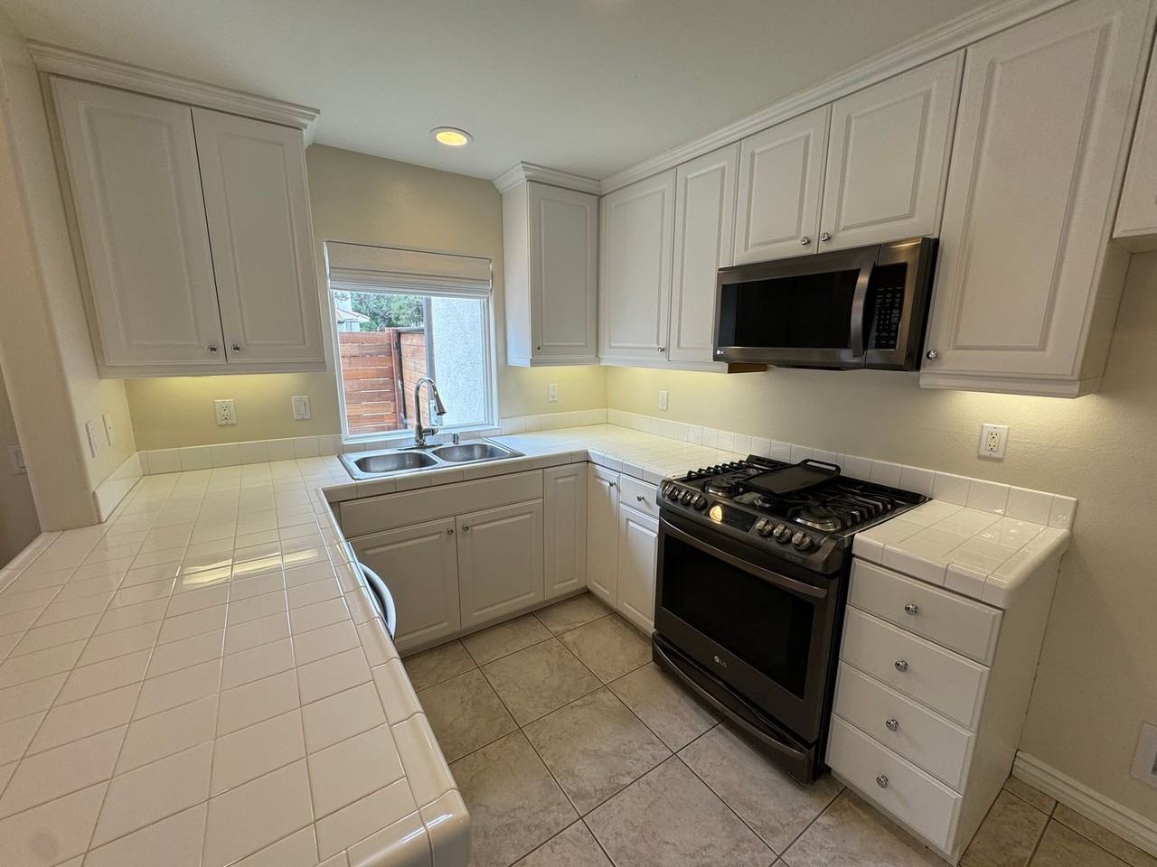3231 Royal Oaks Dr - Photo 3 of 16