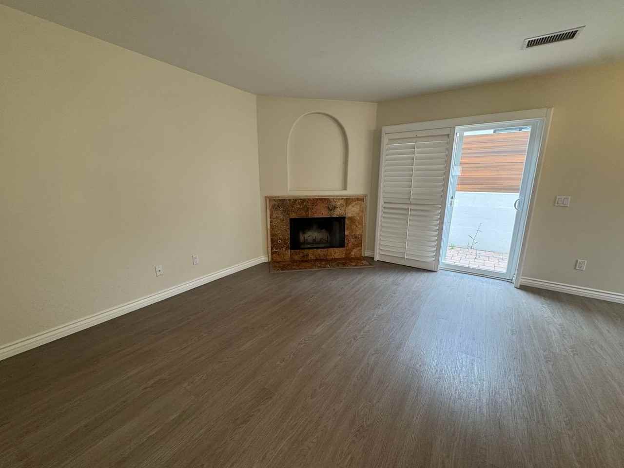 3231 Royal Oaks Dr - Photo 4 of 16