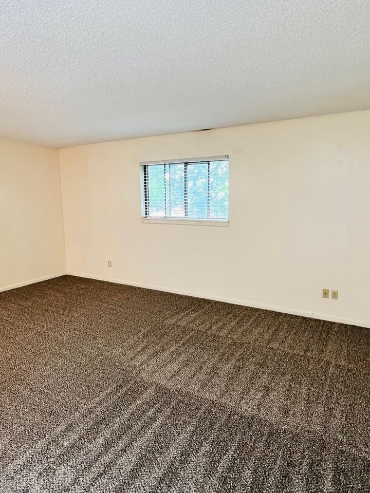 615 W 12th St #2 - Photo 3 of 12
