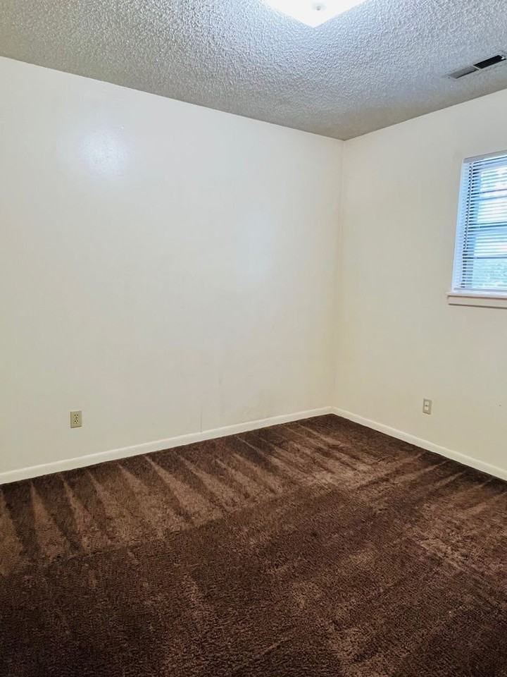 615 W 12th St #2 - Photo 5 of 12