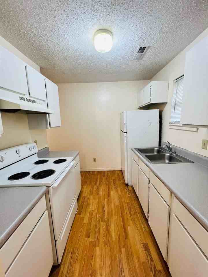 615 W 12th St #2 - Photo 6 of 12