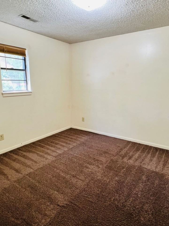615 W 12th St #2 - Photo 7 of 12