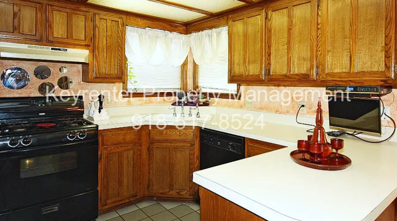 1541 S 137th East Ave - Photo 3 of 6