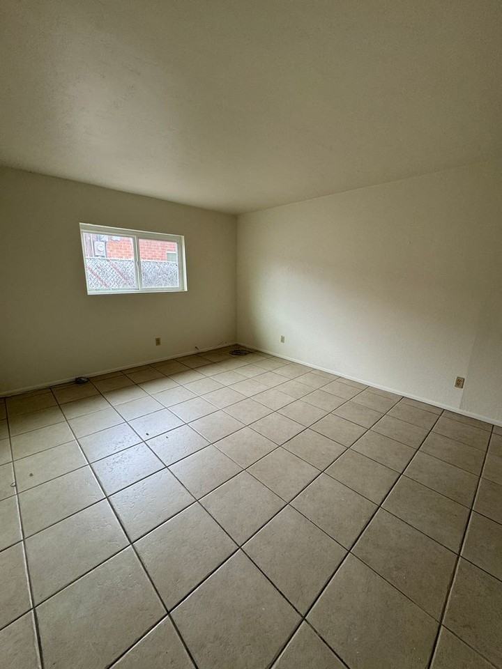 2873 N Fontana Ave - Photo 3 of 4