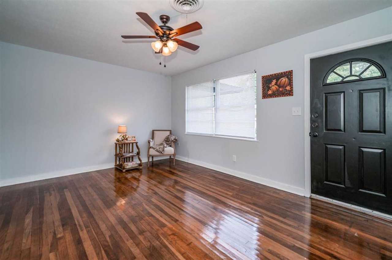 812 Glencrest Ln - Photo 3 of 36
