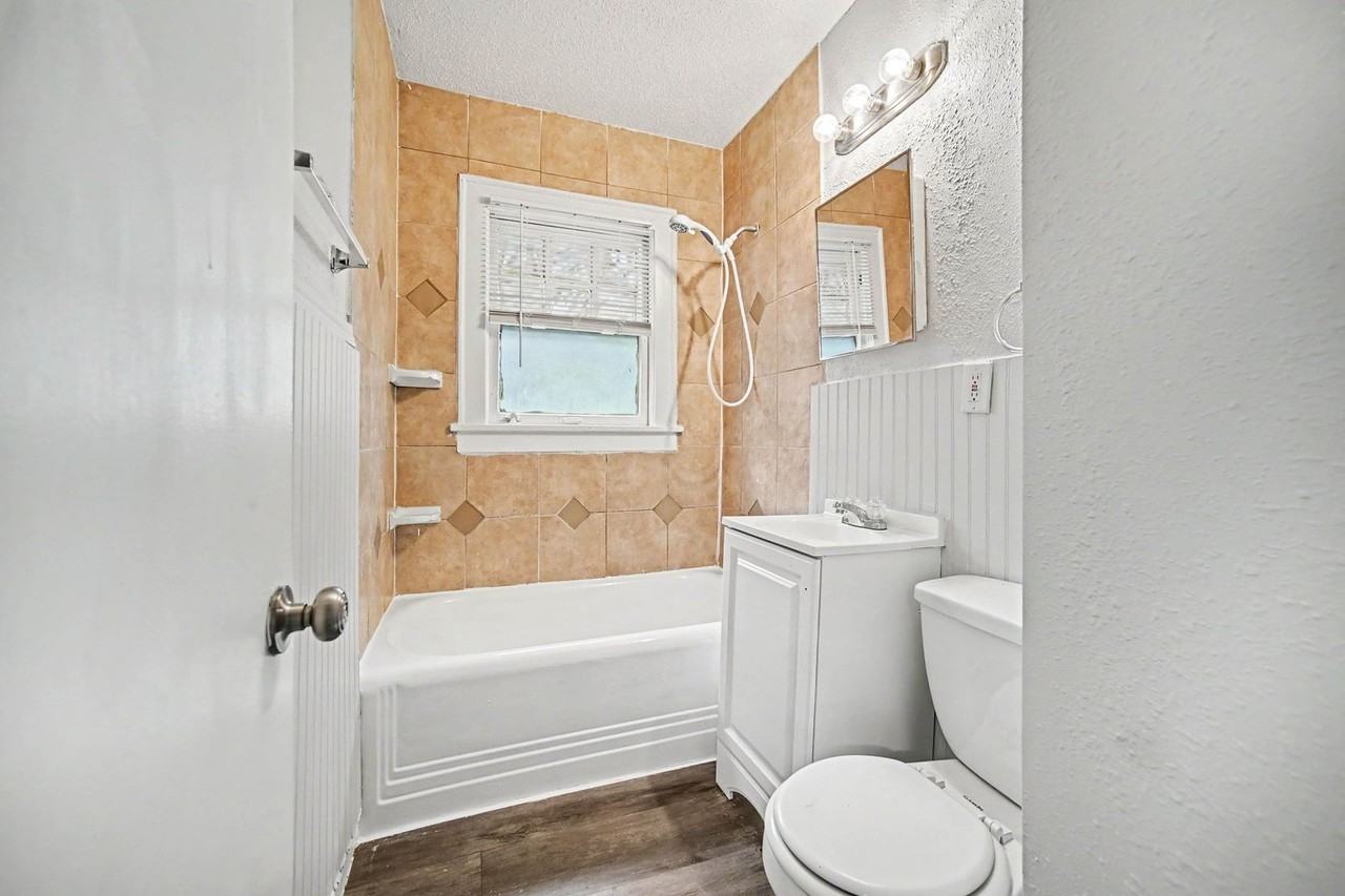 5114 Brooklyn Ave - Photo 3 of 17