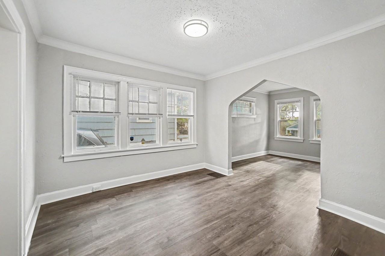 5114 Brooklyn Ave - Photo 4 of 17