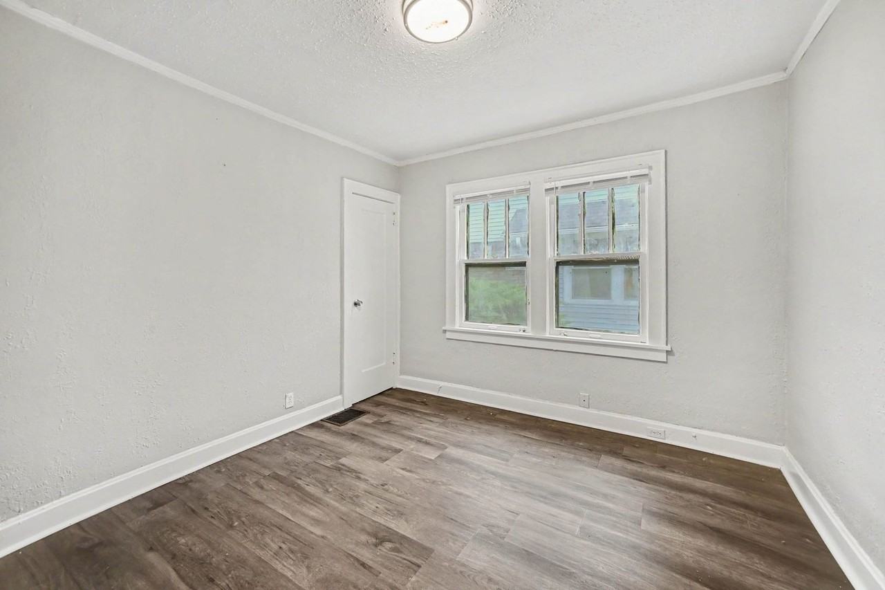 5114 Brooklyn Ave - Photo 5 of 17